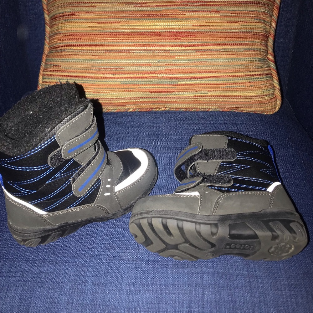 Little boys snow boots.